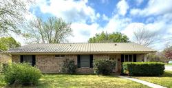 100 Hillview Drive Luling, TX 78648