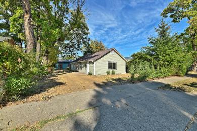 418 SE I Street A/B Grants Pass, OR 97526