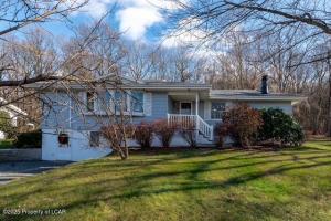 Photo of property at 552 Woodlawn Avenue