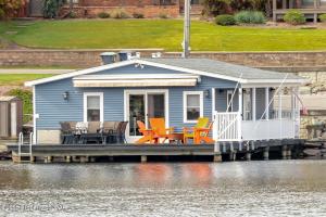 Photo of property at 1258 Lakeside Drive