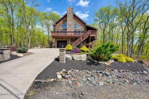 Photo of property at 2 Quapaw Drive