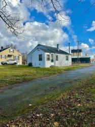 91 S Main St Acushnet, MA 02743