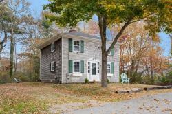 11 Captains Ln Mattapoisett, MA 02739