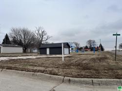 602 S Main St Holstein, IA 51025