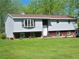 37 Stanley Ave, Minetto, NY 13126