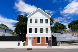 328 Columbia Street 3 Hudson, NY 12534