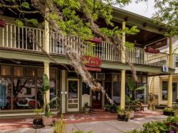 33 Hudson Avenue Chatham, NY 12037