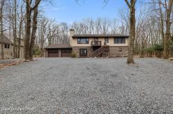 22 Mountain Crest Dr Lake Harmony, PA 18624