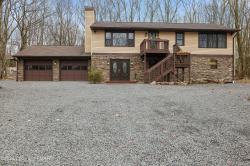 22 Mountain Crest Dr Lake Harmony, PA 18624