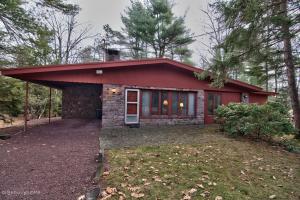 61 Greenwood Rd, Lake Harmony, PA 18624