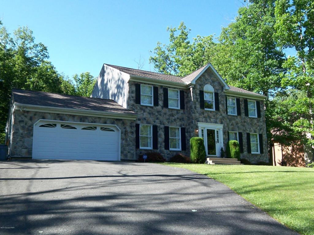 208 Great Oaks Drive, Nesquehoning, PA 18240 ENJOY Lake Hauto Living new granite counters & hardwood flooring in the living room