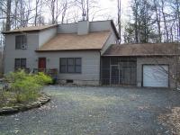 7152 Winnebago Dr, Pocono Lake, PA 18347