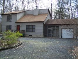 7152 Winnebago Dr, Pocono Lake, PA 18347