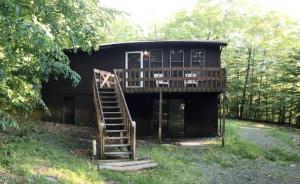 208 White Pine Dr, Pocono Lake, PA 18347