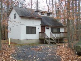 102 Tioga Dr, Pocono Lake, PA 18347