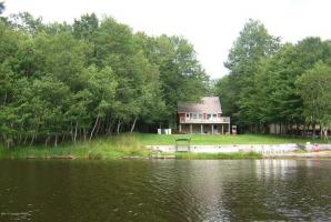 305 Owassa Dr, Pocono Lake, PA 18347
