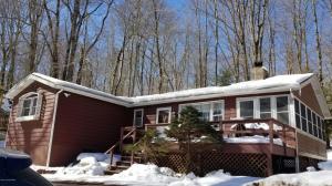 1102 Arrowhead Dr, Pocono Lake, PA 18347