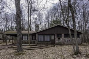 11 Red Oak Rd, Lake Harmony, PA 18624