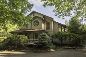77 Chestnut Rd, Lake Harmony, PA 18624