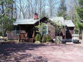 12 Greenwood Rd, Lake Harmony, PA 18624