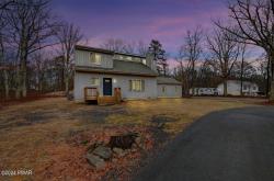 2124 Oak Tree Ln Lane Bushkill, PA 18324