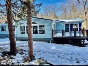 Photo of property at 8 Hutchinson Court