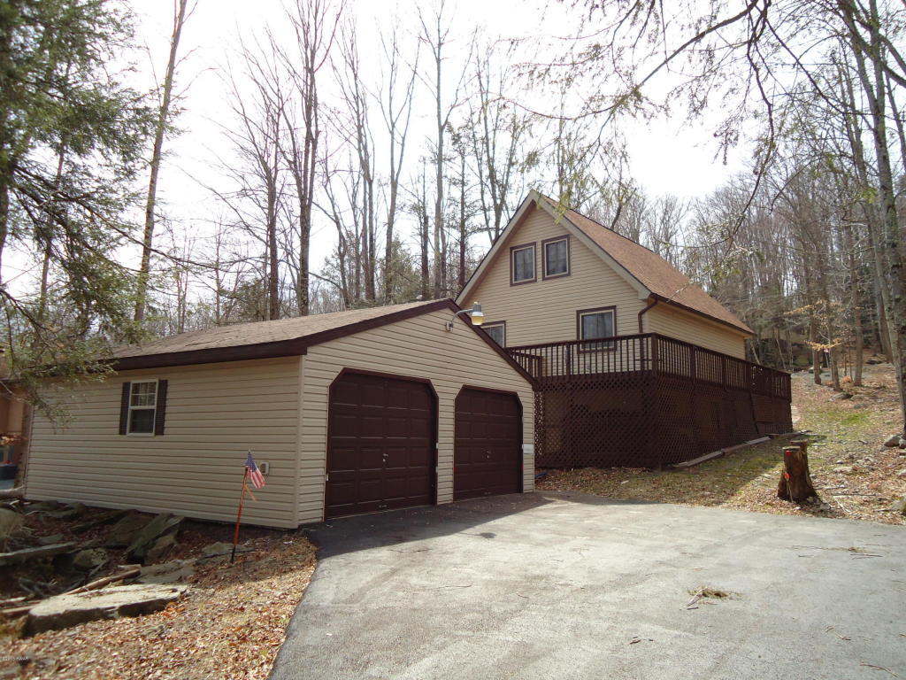 4 Lakeview Drive - Cozy Chalet in Hideout Community PA