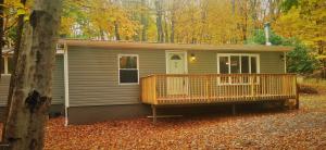2 Chipmunk Ct, Hawley, PA 18428