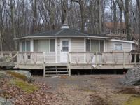 102 Ledgeway Ln, Lords Valley, PA 18428