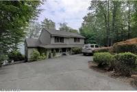 1528 Lakeland Dr, Lake Ariel, PA 18436