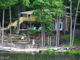 17 E Shore Dr, Hawley, PA 18428