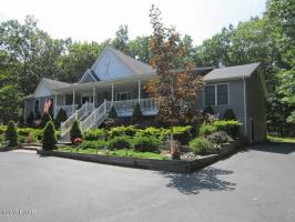 153 Robin Way, Lackawaxen, PA 18435