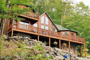 1099 Lake Shore Dr, Lake Ariel, PA 18436