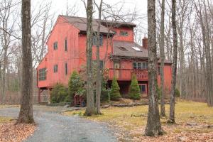110 Harmony Dr, Hawley, PA 18428