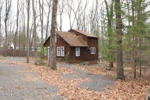 16 4th Rd, Hawley, PA 18428
