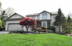 70 Winding Wall Dr, Hawley, PA 18428