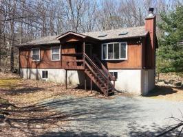 266 Powderhorn Dr, Lackawaxen, PA 18435