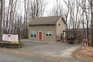 111 N Cherry Ln, Greentown, PA 18426