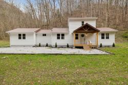 1069 Pleasant Shade Hwy Pleasant Shade, TN 37145