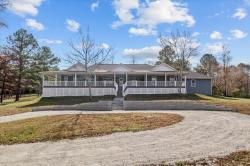 1697 Curtis Chapel Rd Mc Ewen, TN 37101