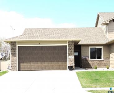 1517 S Meadowland Ave Sioux Falls, SD 57106