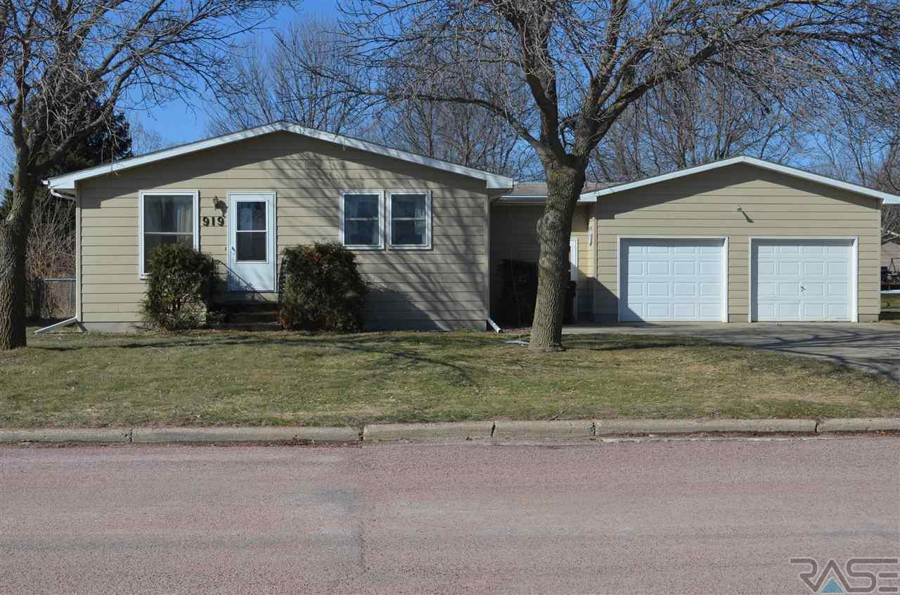 919 S Academy St, Lennox, SD NEW LISTING!